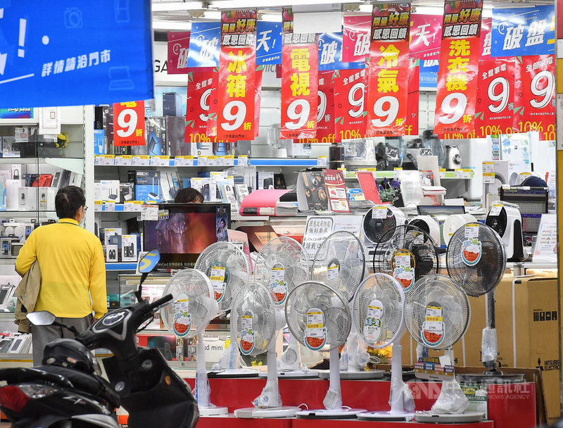 行政院主計總處8日發布3月消費者物價指數(CPI)年增率為1.26%,扣除蔬果、能源後的核心CPI年增1.07%,並指出3月並未發生全面性、持續性、顯著物價上漲等通貨膨脹現象,物價尚屬平穩。中央社記者鄭清元攝 110年4月8日