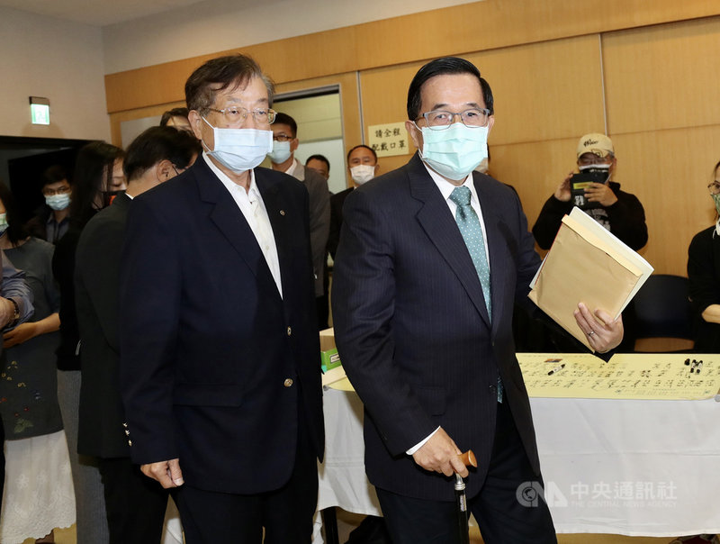 前總統府國策顧問邱垂亮今年3月在澳洲因病辭世,前總統陳水扁(前右)8日特別現身台北,出席邱垂亮追思紀念會。中央社記者張皓安攝 110年4月8日
