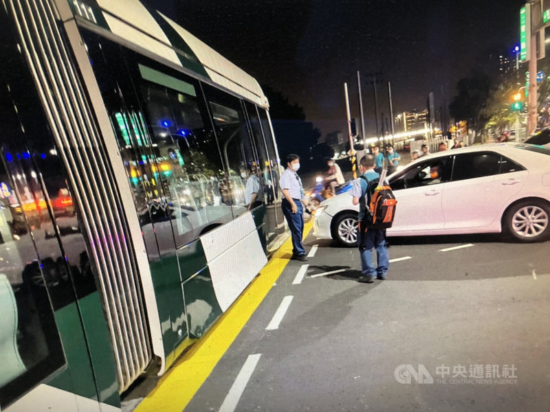 高雄輕軌列車7日晚間在二聖、凱旋三路口與一輛小客車發生擦撞事故,幸無人員受傷,不過輕軌列車右側車頭出現裂痕。(民眾提供)中央社記者王淑芬傳真 110年4月8日