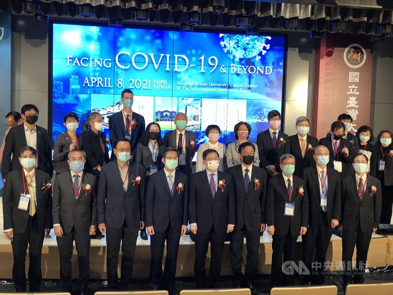 台灣大學醫學院8日舉辦COVID-19國際研討會,採實體與線上混合形式舉辦,前副總統陳建仁(前排右3)受邀擔任首場的主講者。中央社記者陳至中台北攝 110年4月8日