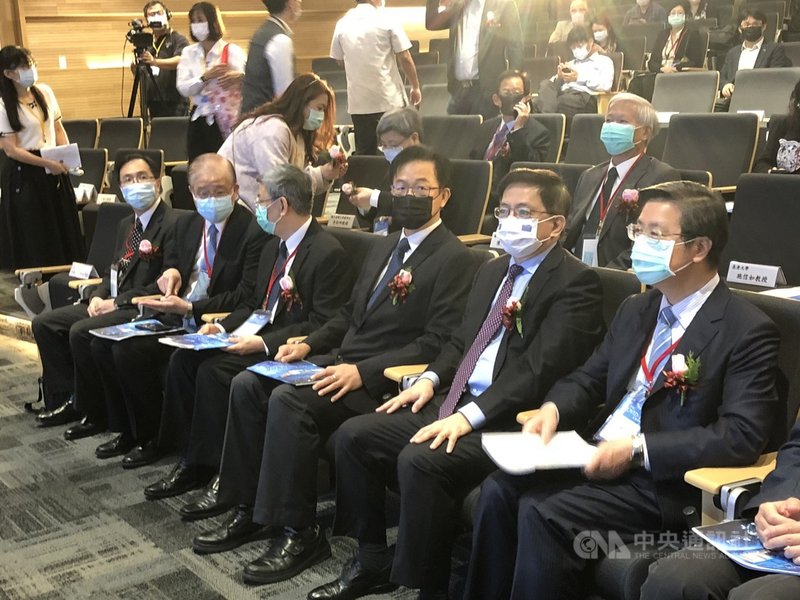 台灣大學醫學院8日舉辦COVID-19國際研討會,國外講者採線上參與,國內講者則參加實體會議。中央社記者陳至中台北攝 110年4月8日