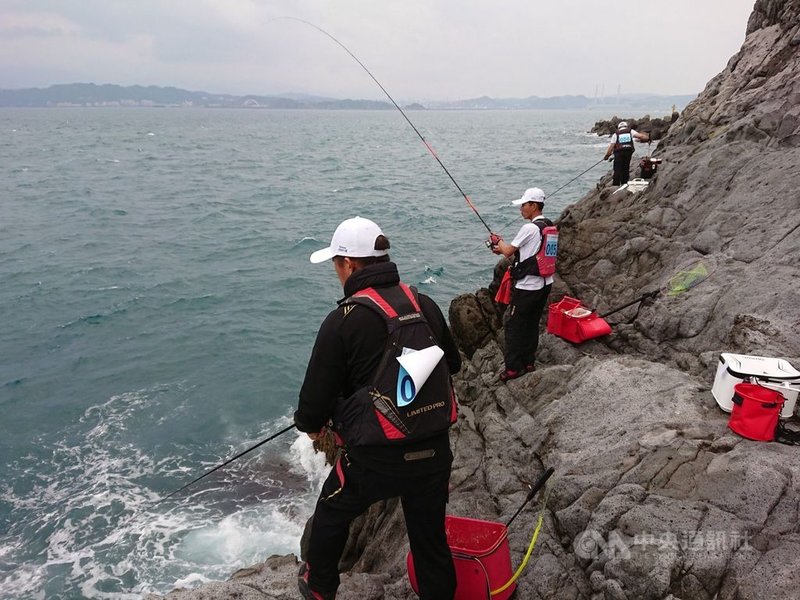 2021基隆嶼國際磯釣賽原定4月10日、11日舉行,因活動當天海象預報不佳,基隆市政府考量選手安全,宣布比賽順延至4月24日、25日舉行。(基隆市政府提供)中央社記者王朝鈺傳真 110年4月8日