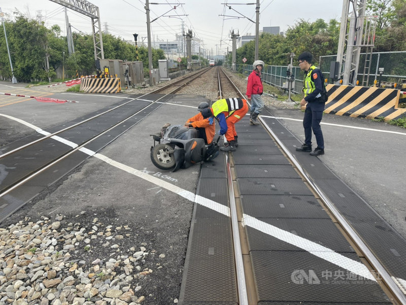 一名老翁8日騎機車行經苗栗市長春平交道,疑身體不適自摔撞斷遮斷桿倒臥鐵軌上,從西正線出站的自強號司機員發現緊急停車通報苗栗站調度南下列車暫緩通過,並由苗栗縣消防局救護人員將老翁送醫。(民眾提供)中央社記者管瑞平傳真 110年4月8日