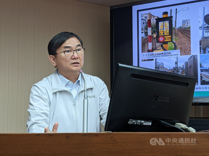 立委劉櫂豪8日在立法院交通委員會質詢,強調鐵軌異物入侵監測與警示系統的重要,要求擴大設置,保障乘客安全。(劉櫂豪服務處提供)中央社記者盧太城台東傳真 110年4月8日