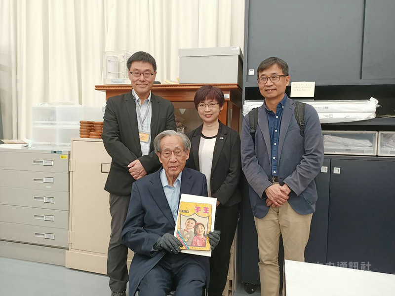 91歲白色恐怖政治受難者、「王子雜誌」創辦人蔡焜霖(前)8日參訪國立台灣歷史博物館修護室,發現他當年創辦的「王子雜誌」創刊號,開心留影。中央社記者張榮祥台南攝 110年4月8日