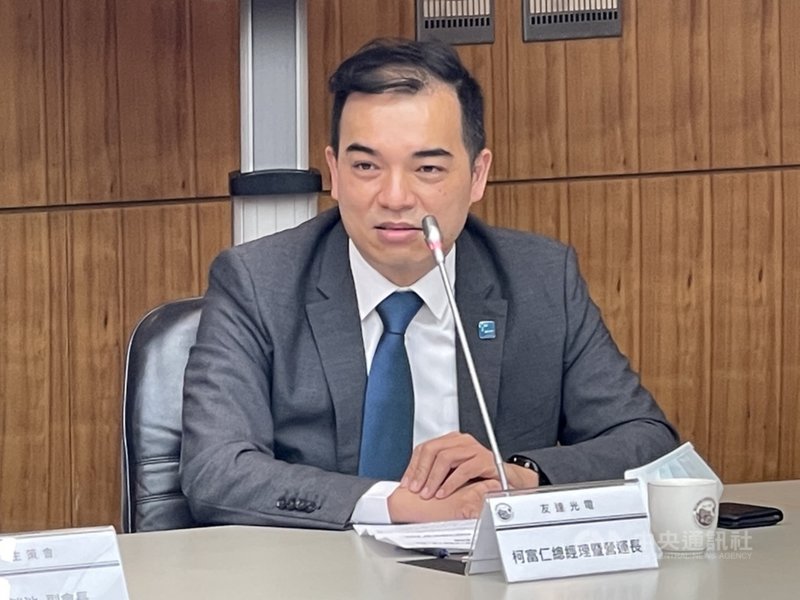 面板廠友達光電總經理暨營運長柯富仁8日出席友達及凌華捐贈台大醫院20台防疫公衛電腦記者會,被問及中部限水影響,他表示是個「頭痛的問題」,正關注水車等因應措施。中央社記者吳家豪攝 110年4月8日