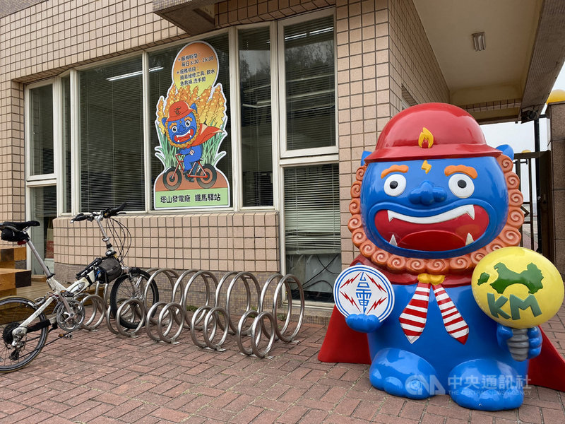 台電金門塔山發電廠大門口前的鐵馬驛站以包裝木料等加工打造,現已建置完成,歡迎車友利用;現場備有打氣及簡易修車工具,也可免費使用飲水機和洗手間。(台電塔山發電廠提供)中央社記者黃慧敏傳真 110年4月8日