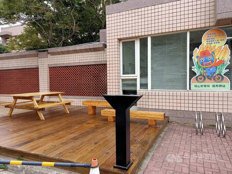 台灣電力公司金門塔山發電廠員工利用包裝木料,加工打造鐵馬驛站標示和休憩桌椅,展現電廠員工廢物利用精神。(台電塔山發電廠提供)中央社記者黃慧敏傳真 110年4月8日