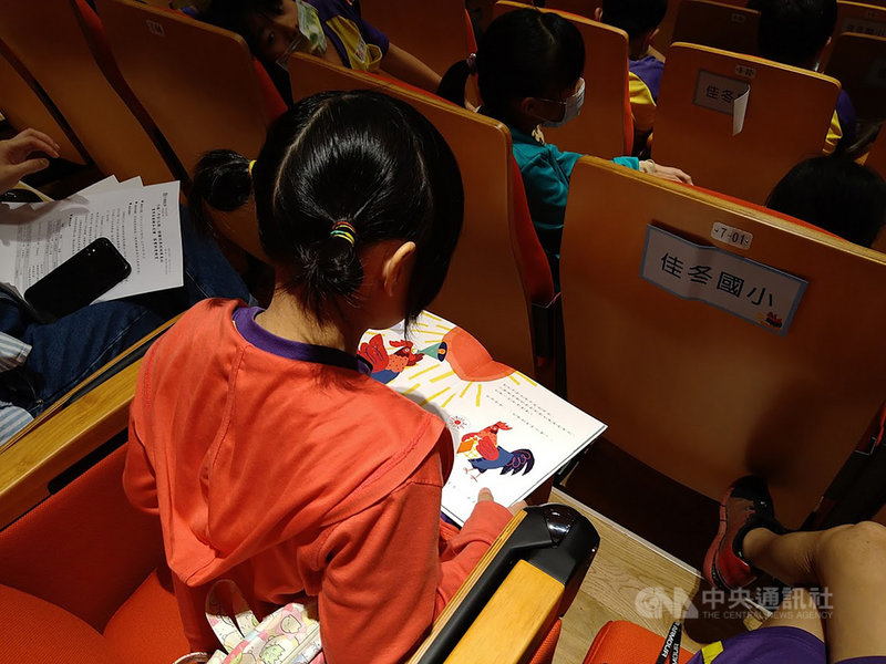 綠能業者力暘能源公司出版繪本「早安!太陽:認識能源發展史」,並贈送屏東南區4鄉鎮偏遠國小,盼啟發孩子們閱讀興趣及對環境友善的重視。(力暘能源公司提供)中央社記者郭芷瑄傳真 110年4月8日