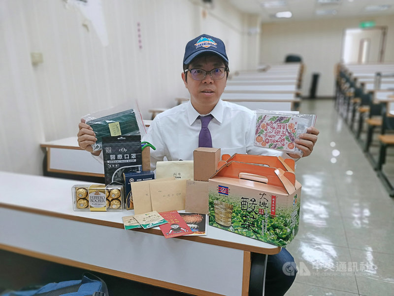 梨山賓館副總經理林閔政深感偏鄉取得教學資源困難,從助人角度出發舉辦「故事交換」分享會,上課以交換禮物取代收學費,所收到禮物五花八門,茶包、卡片、巧克力通通有,還有雲林學生帶來酸菜,讓他直呼,現代束脩很有趣。(林閔政提供)中央社記者趙麗妍傳真 110年4月8日