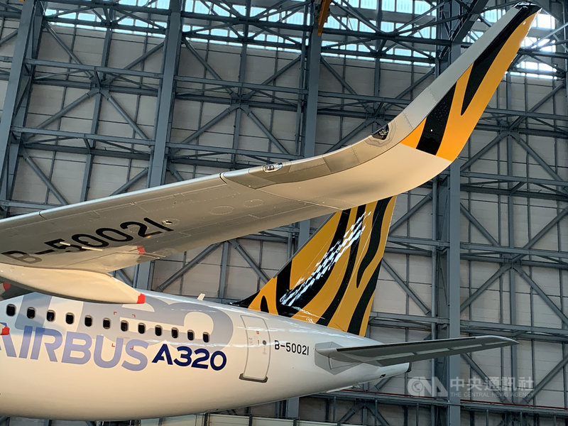 台灣虎航股份有限公司購入國內第一架空中巴士A320neo客機,機身編號為B-50021,機身後方塗裝醒目AIRBUS A320neo官方象徵識別,這是為紀念首架A320neo才有的塗裝。中央社記者葉臻攝 110年4月8日