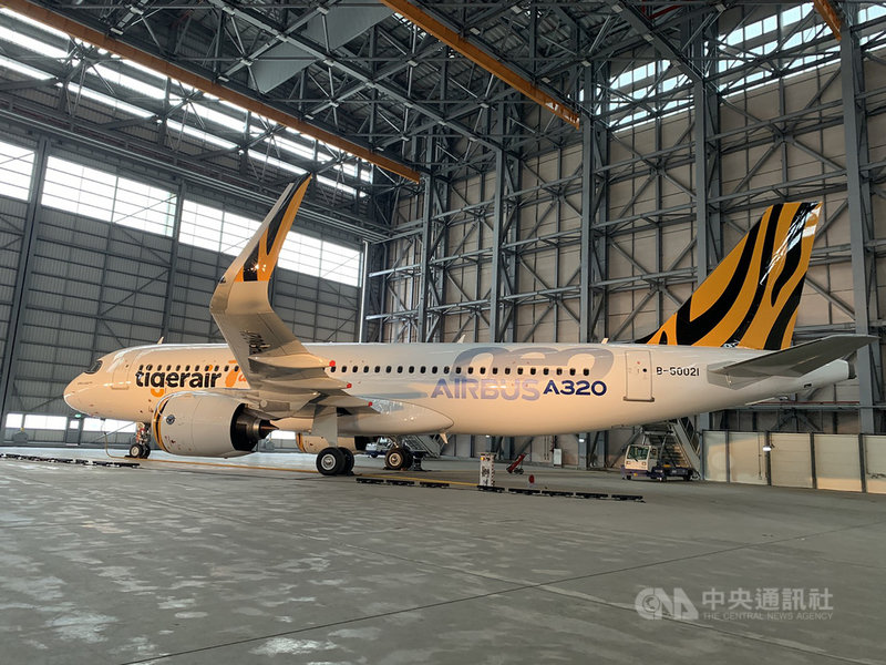 台灣虎航股份有限公司購入國內第一架空中巴士A320neo客機,虎航表示,未來4到5年內會有15架全新A320neo交付。中央社記者葉臻攝 110年4月8日