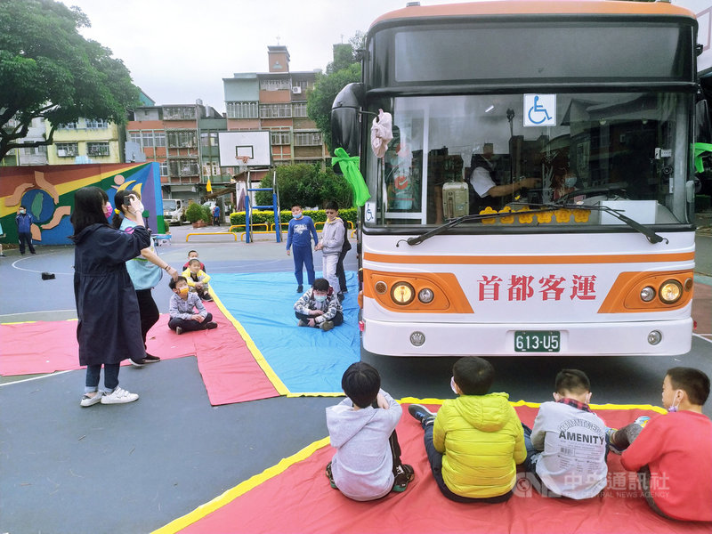 交通部公路總局台北區監理所與客運業者合作,將公車直接駛入校園,向國小學童宣導交通安全,了解大型車內輪差與視野死角。(台北區監理所提供)中央社記者黃旭昇新北市傳真 110年4月8日