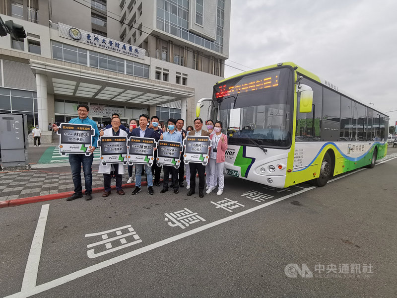 民進黨籍台中市議員林德宇(前左)、陳世凱(前左3)8日和亞洲大學附屬醫院副院長徐弘正(前左2)、四方電巴董事長何義純(前右2)等人共同宣布,行駛烏日、霧峰間的電動公車新路線,將於9月正式上路。中央社記者趙麗妍攝 110年4月8日