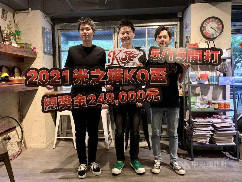 台灣花式撞球世界球王柯秉中(右)與哥哥柯秉逸(中)在疫情期間沒有機會參賽,因此兄弟幾人合力催生2021光之塔KO盃撞球賽,除推廣撞球運動,也嘗試學習新東西。中央社記者龍柏安攝 110年04月08日