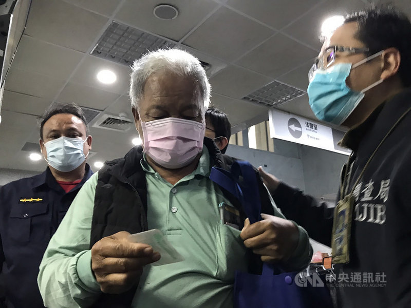 台鐵太魯閣號事故釀重大死傷,花蓮地檢署持續調查偵辦,7日被請回的關係人「黑猴」林長清(中),8日上午再被帶回調查站,傍晚移送花蓮地檢署複訊。中央社記者張祈攝 110年4月8日
