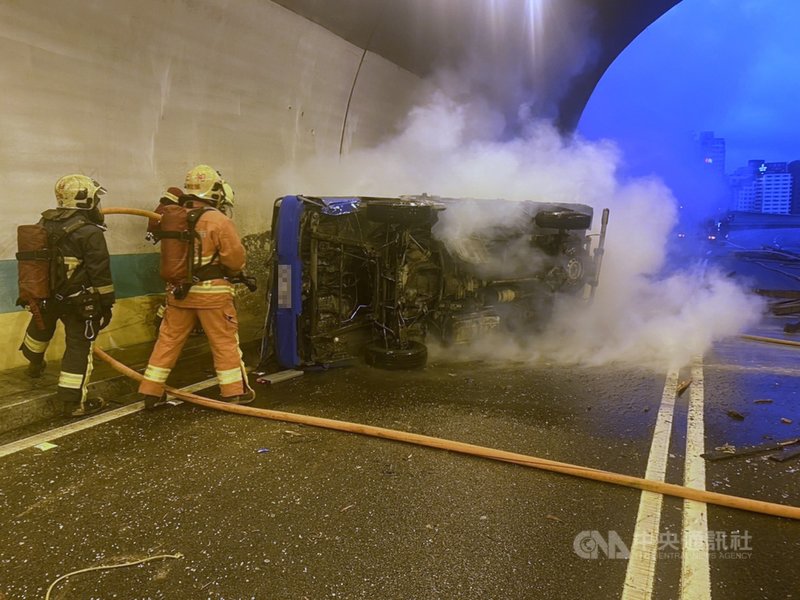 國道3號南下約29公里處碧潭隧道內8日晚間發生小貨車疑翻車後起火意外,新北市消防局據報前往搶救,協助傷患送醫,並撲滅火勢。(翻攝畫面)中央社記者黃旭昇新北市傳真 110年4月8日
