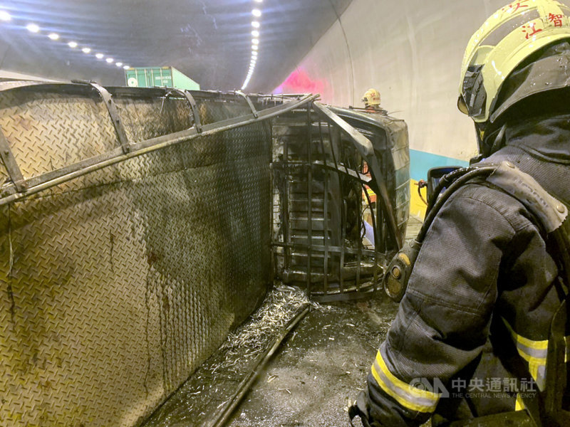 新北市消防局表示,8日晚間據報在國道3號南下車道28.9公里處、碧潭隧道內發生一起汽車火警,一輛小貨車疑似翻車後起火,隨即派員到場搶救。(翻攝畫面)中央社記者黃旭昇新北市傳真 110年4月8日