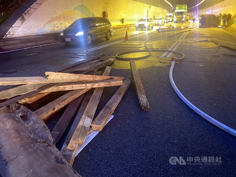 國道3號南下約29公里處碧潭隧道內8日晚間發生一輛小貨車疑似翻車後起火燃燒,現場貨物散落一地。事發原因仍有待調查釐清。(翻攝畫面)中央社記者黃旭昇新北市傳真 110年4月8日