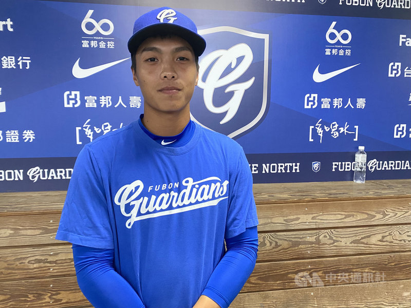 中華職棒富邦悍將隊8日拉23歲內野新秀莊韋恩上一軍,他雖然才剛當完4個月兵,不過在二軍打擊手感不錯,他受訪時說,接到通知時相當興奮。中央社記者楊啟芳攝 110年4月8日