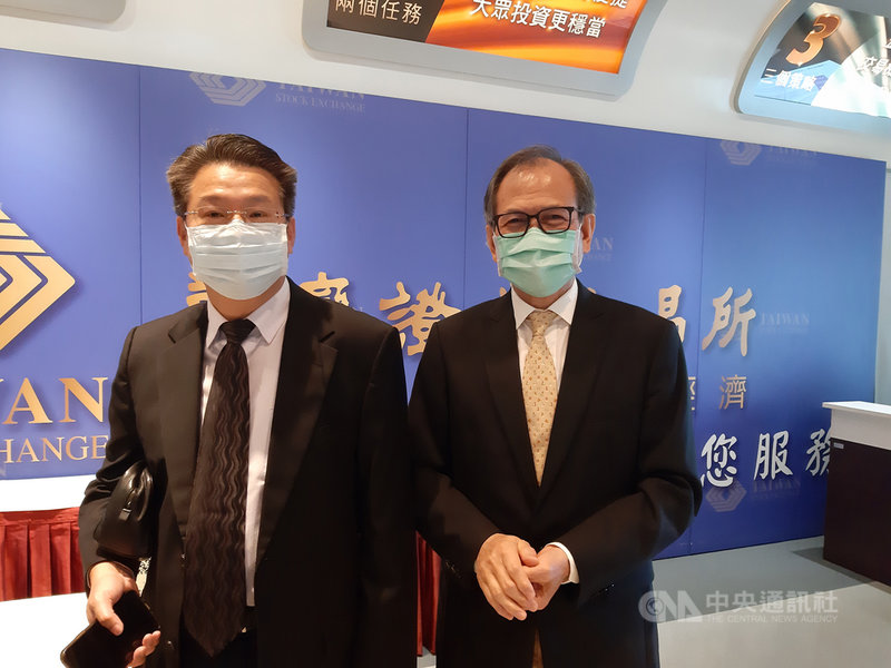 導光板廠茂林董事長李滿祥(右)8日在台灣證券交易所業績發表會表示,看好導光板在資訊電子產品的應用。左為茂林獨立董事簡奉任。中央社記者潘智義攝 110年4月8日