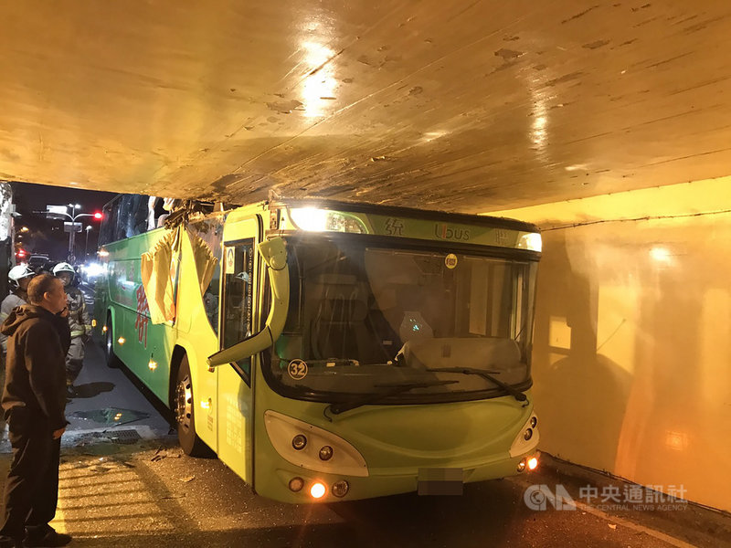 台南市消防局8日晚間獲報,一輛統聯客運巴士疑誤闖北區小東地下道機車道,導致上半車體受損卡住,動彈不得,所幸巴士上僅司機一人,無人受傷。(讀者提供)中央社記者張榮祥台南傳真 110年4月8日
