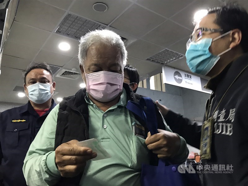 台鐵太魯閣號事故釀重大死傷,花蓮地檢署持續調查偵辦,7日被請回的關係人「黑猴」林長清(中),8日上午再被帶回調查站,傍晚移送花蓮地檢署複訊。中央社記者張祈攝 110年4月8日