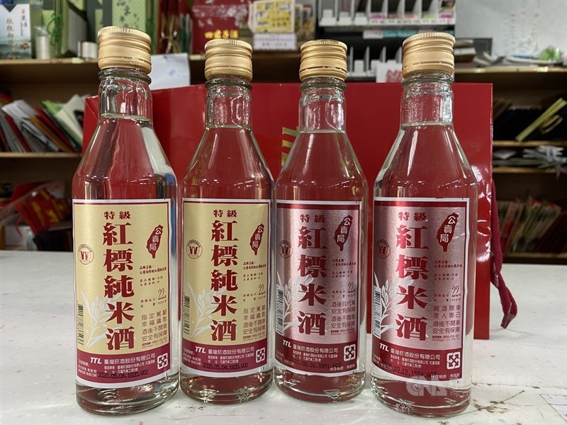 金酒3月初調高部分酒品售價。財政部長蘇建榮8日表示,屬民生必需品的紅標系列米酒一定不會漲。(中央社檔案照片)