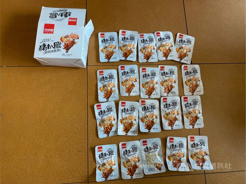 金門縣警局刑警大隊8日表示,金門刑大結合新竹刑大、衛生和檢疫單位在金門、新竹稽查疑似中國肉製品,查扣大拇哥子彈腸、豬扒脆等肉製零食百餘包。(金門縣警局刑事警察大隊提供)中央社記者黃慧敏傳真 110年4月8日