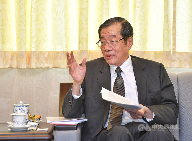 台鐵太魯閣號日前出軌事故釀重大傷亡,考試院長黃榮村(圖)8日指示銓敘部,針對司機員袁淳修與助理司機員江沛峰奮勇殉職一事,必須在用人機關提出申請後,以最快速度從優核定撫卹。中央社記者鄭清元攝 110年4月8日