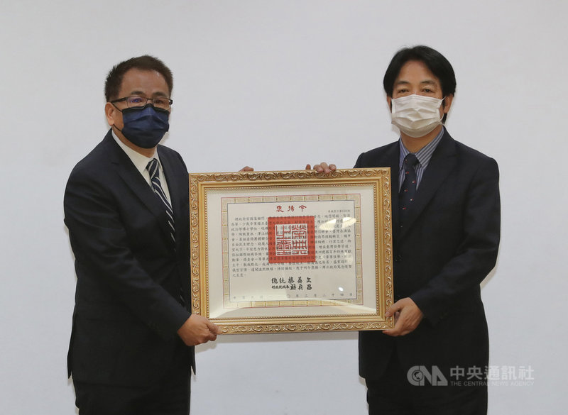 前總統府國策顧問邱垂亮今年3月間於澳洲辭世,享壽84歲。副總統賴清德(右)8日在台北代表總統蔡英文頒贈褒揚令。中央社記者張皓安攝 110年4月8日