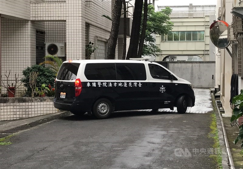 花蓮地檢署持續偵辦台鐵太魯閣號事故案,事發當天搭乘工程車到現場的越南籍非法移工「阿好」,訊後列為被告,8日依過失致死罪嫌向法院聲請羈押禁見獲准。中央社記者張祈攝 110年4月8日