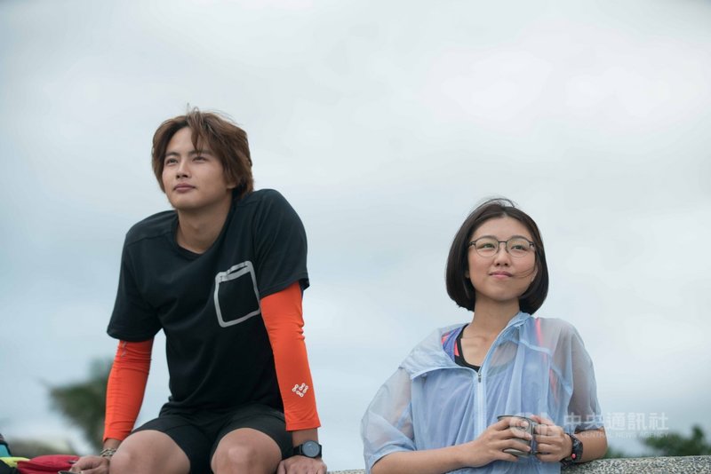 香港導演黃千殷執導的電影「轉彎之後」,由演員顏卓靈(右)及張庭瑚(左)共同演出,兩人在片中進行一場療癒人心的台灣環島之旅。(星泰娛樂提供)中央社記者王心妤傳真 110年4月8日