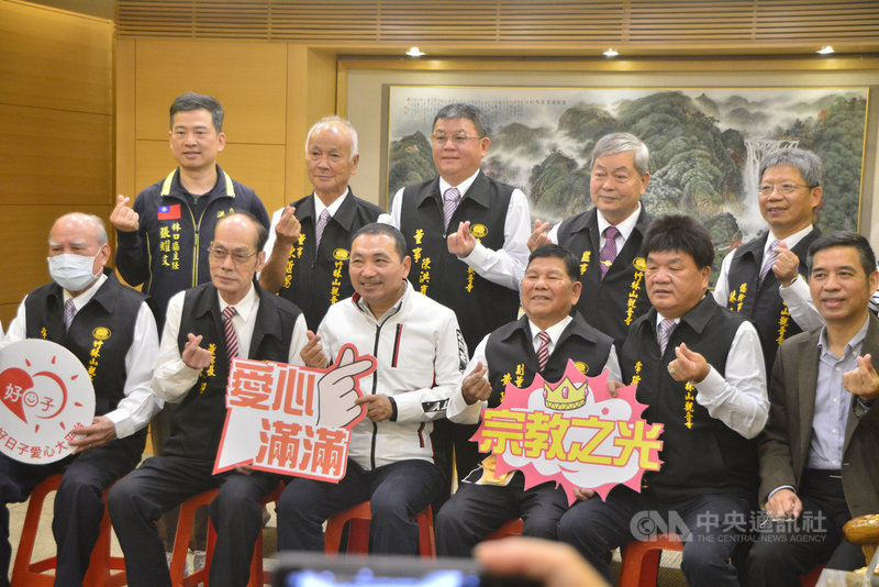新北市竹林山觀音寺董事長黃火旺(前左2)8日帶領董監事會成員拜訪市長侯友宜(前左3),表達將捐助善款給新北市府盼撫慰台鐵太魯閣號事故罹難者家屬及傷者、協助度過難關。中央社記者黃旭昇新北攝 110年4月8日