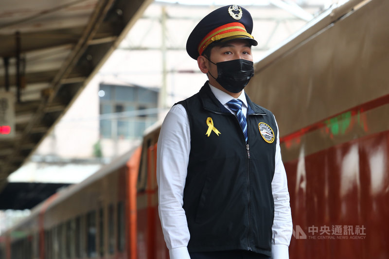 台鐵太魯閣號事故第7天,8日為台鐵罹難司機員袁淳修、江沛峰頭七,火車駕駛聯誼會為表悼念,全線列車於上午9時28分同步鳴笛,向司機員致敬。圖為火聯會台北分會會長張伸維別上黃絲帶致意。中央社記者王騰毅攝 110年4月8日