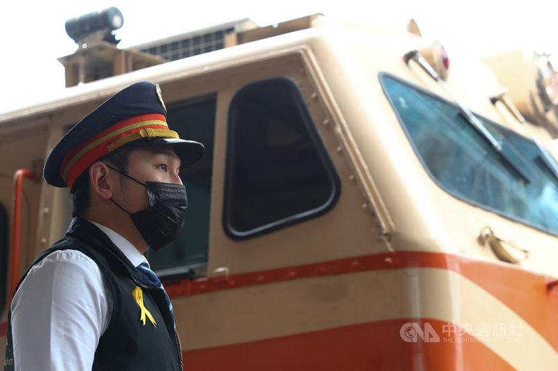 台鐵太魯閣號事故第7天,8日為台鐵罹難司機員袁淳修、江沛峰頭七,全線列車於上午9時28分同步鳴笛致敬,火聯會台北分會會長張伸維(圖)也在胸前別上黃絲帶。中央社記者王騰毅攝 110年4月8日