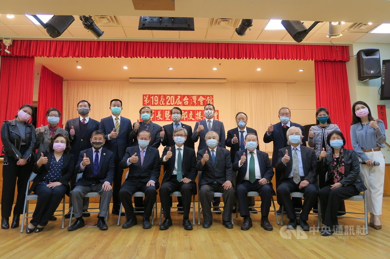 紐約台灣會館7日舉行理事長暨幹部交接典禮,僑界領袖在2019冠狀病毒疾病疫情期間踴躍出席。中央社記者尹俊傑紐約攝 110年4月8日