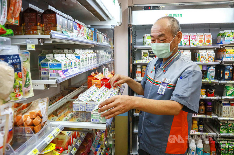 統一超商7-ELEVEN與畢嘉士基金會攜手,首創屏基樂齡門市,店員全數由中高齡所組成。(畢嘉士基金會提供)中央社記者郭芷瑄傳真 110年4月8日