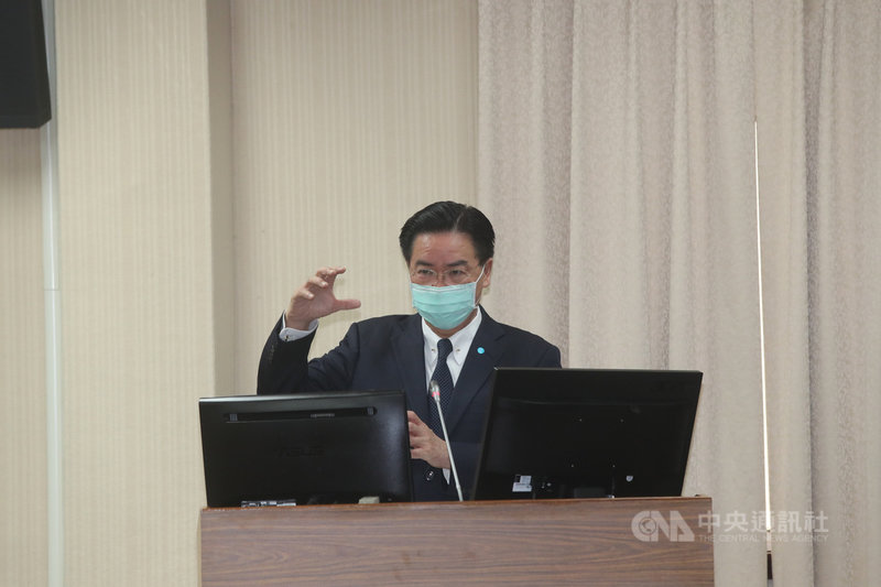朝野立委關切美國總統拜登是否放寬台美交往限制,外交部長吳釗燮(圖)8日列席立法院外交及國防委員會表示,到目前為止,美方認為不合時宜的對台交往限制,有以實際作法調整,大的調整則還在程序中。中央社記者吳家昇攝 110年4月8日