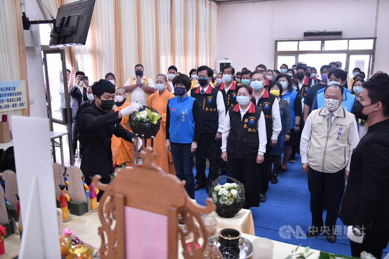 花蓮縣長徐榛蔚(前中)、台東縣長饒慶鈴(前左)及宜蘭縣副縣長林建榮(前右)8日至太魯閣號事故罹難者靈堂弔唁。3人共同呼籲,「東部人用生命在回家」,中央應給東部人一條安全回家的路。(花蓮縣政府提供)中央社記者張祈傳真 110年4月8日
