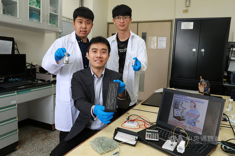 中興大學材料科學與工程學系副教授賴盈至(前)率學生團隊,成功研發可蒐集環境電磁波輻射、人體動能的發電紡線,成果今年3月獲刊於國際頂尖能源期刊「先進能源材料」(Advanced Energy Materials),同時被選為VIP文章與期刊封面故事。(中興大學提供)中央社記者趙麗妍傳真 110年4月8日