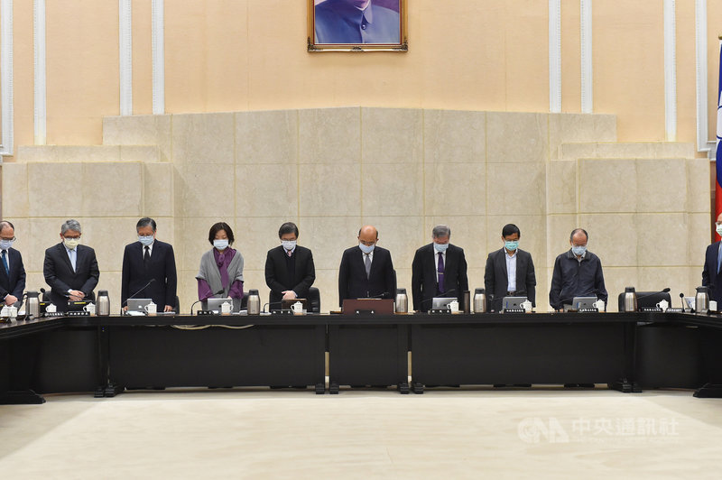 行政院長蘇貞昌及全體閣員8日在行政院會,為「台鐵408次太魯閣號事故」默哀。(行政院提供)中央社記者葉素萍傳真 110年4月8日
