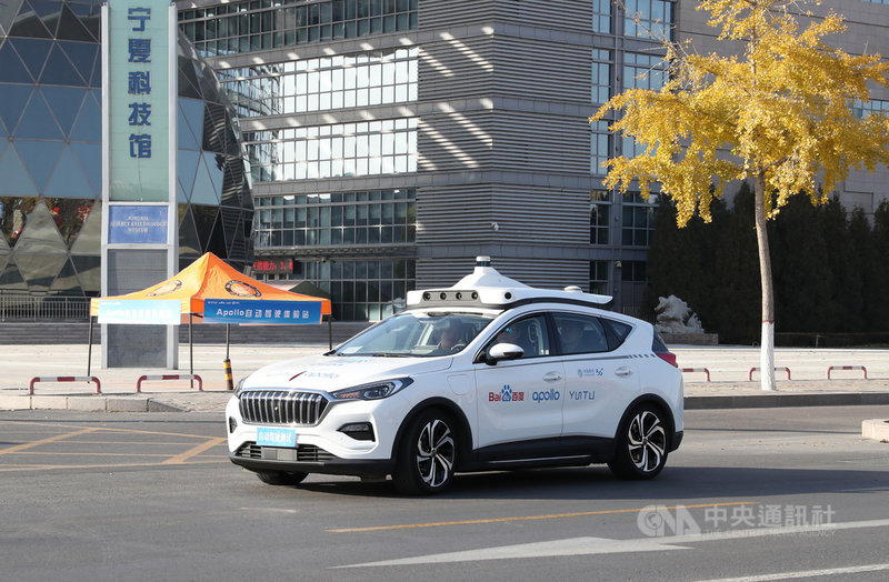 中國網路科技企業造車成風潮,分析指出,智慧化與網聯化已是共識,網路科技公司將逐步取代傳統車企主導市場,未來的話語權只會愈來愈大。圖為百度自動駕駛汽車在2020銀川國際智慧城市博覽會亮相。(中新社提供)中央社 110年4月8日
