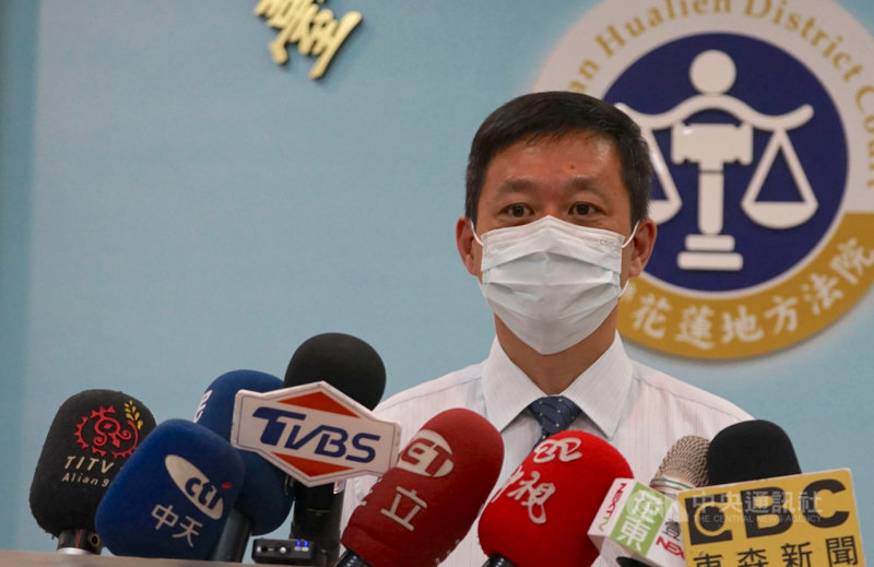 花蓮地檢署偵辦台鐵太魯閣號事故案,將事發當天搭工程車到場的越南籍非法移工「阿好」列為共同被告,聲請羈押獲准,花蓮地方法院庭長兼發言人黃鴻達(圖)8日下午出面說明裁准理由。中央社記者張祈攝 110年4月8日