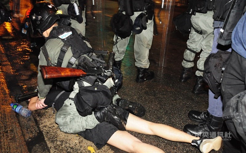 根據香港官方文件,2019年「反送中」運動迄今有1萬242人被捕,其中已有614人被定罪。圖為2019年8月間反送中示威者被警方逮捕。(中央社檔案照片)