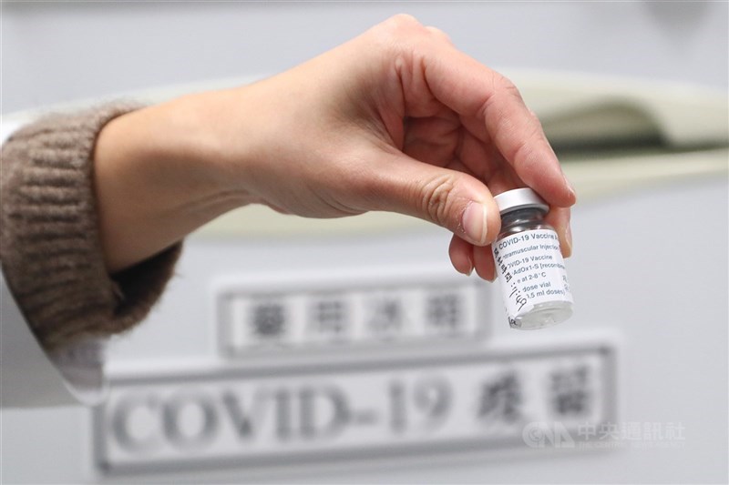 中央流行疫情指揮中心發言人莊人祥8日透露,AZ疫苗最快4月底將開放有出國需求者自費接種,可望釋出5000至1萬劑。(中央社檔案照片)