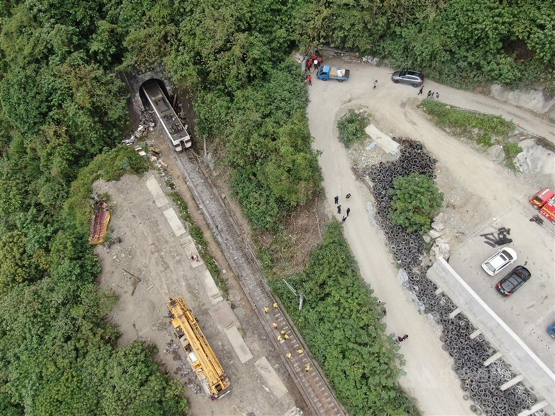 太魯閣號事故釀嚴重死傷,運安會先前取得的錄音檔有錄到肇事嫌疑人李義祥與移工在討論將卡樹叢的肇事工程車救出。(中央社檔案照片)