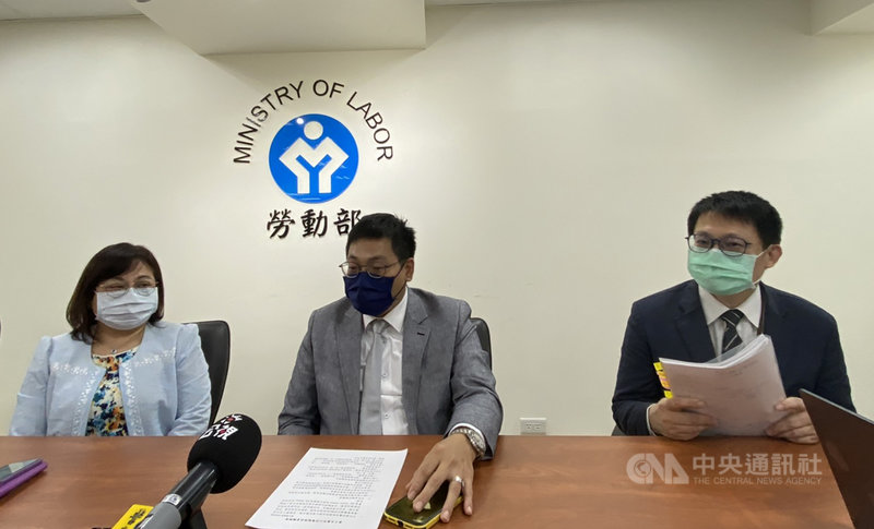 印尼擬推動移工零付費政策,台灣與印尼8日再度召開協商會議,勞動部次長王安邦(中)說,印尼主張6項費用須由雇主負擔,其中有2項原就由雇主支付,後續將持續協商。中央社記者吳欣紜攝 110年4月8日