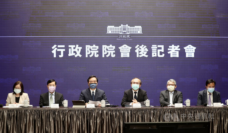 行政院發言人羅秉成(左3)8日主持行政院會後記者會,交通部次長陳彥伯(右3)、經濟部次長陳正祺(左2 )、內政部次長花敬群(右2)、法務部次長蔡碧仲(右)、衛福部次長李麗芬(左)出席。中央社記者張皓安攝 110年4月8日