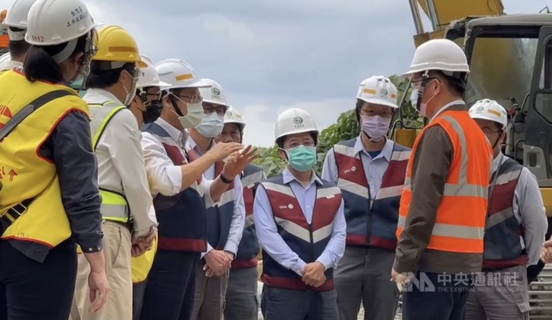 台鐵太魯閣號出軌事故造成重大傷亡,交通部長林佳龍(右)8日回到事故現場表示,一定加強東部交通建設,導入智慧交通系統。(讀者提供)中央社記者張祈傳真 110年4月8日